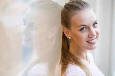 portre genç güzel kadın kapatmak