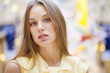 Sarı elbiseli güzel sarışın kadın