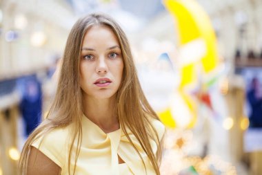 Sarı elbiseli güzel sarışın kadın