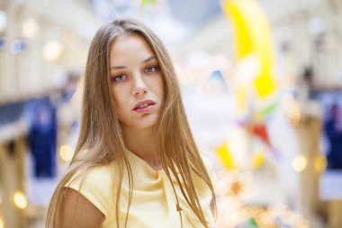 Sarı elbise içinde güzel mutlu kadın