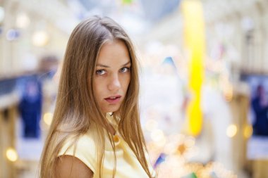 Sarı elbise içinde güzel mutlu kadın