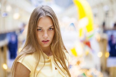 Sarı elbiseli güzel sarışın kadın