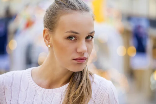 Porträtt på nära håll av unga vackra glad kvinna — Stockfoto