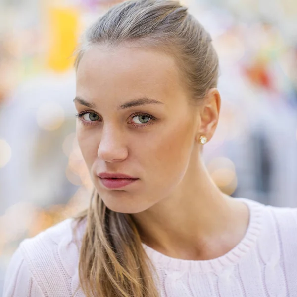 Retrato de cerca de la joven hermosa mujer feliz —  Fotos de Stock