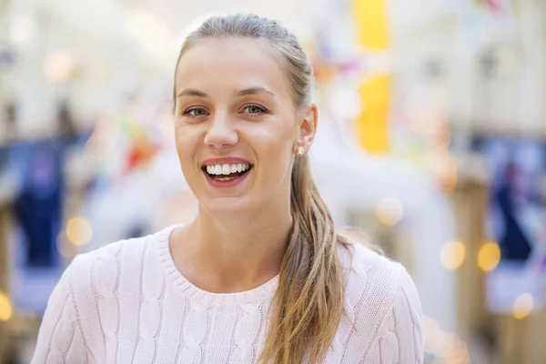 Portrait close up of young beautiful happy woman — Stock Photo, Image