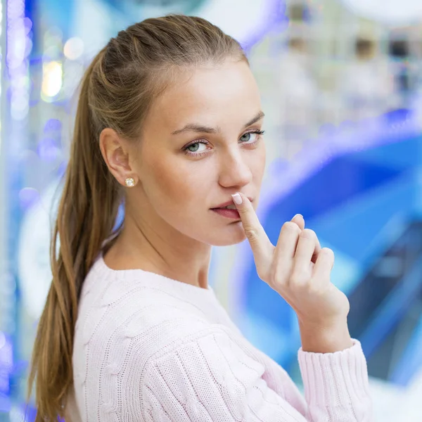 Mladá krásná světlovlasá žena dala ukazováček na rty jako znamení — Stock fotografie