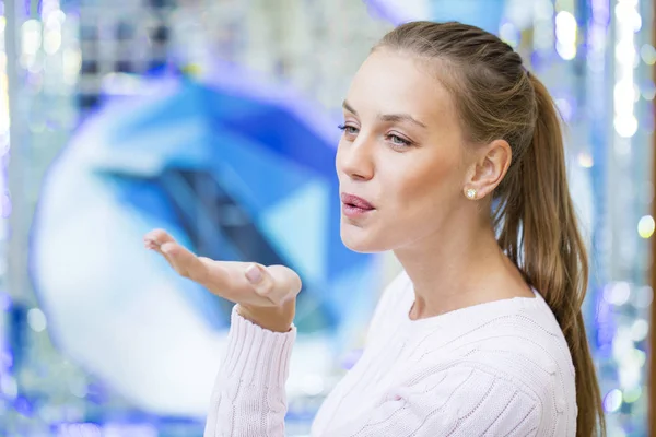 Klap kus, jonge Kaukasische blonde vrouw — Stockfoto