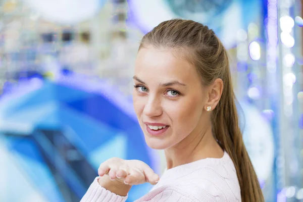 Klap kus, jonge Kaukasische blonde vrouw — Stockfoto