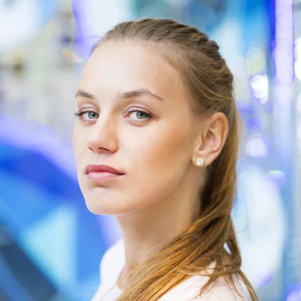 Porträtt på nära håll av unga vackra glad kvinna — Stockfoto