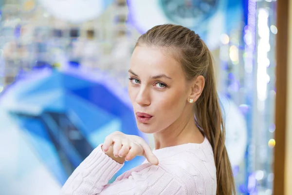 Klap kus, jonge Kaukasische blonde vrouw — Stockfoto