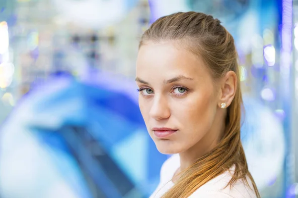 Retrato de cerca de la joven hermosa mujer feliz —  Fotos de Stock