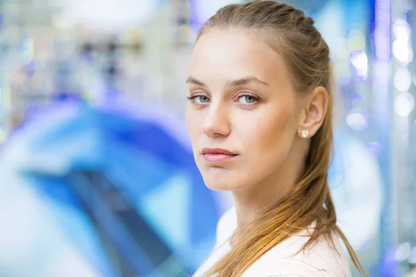 Porträt einer jungen, schönen, glücklichen Frau — Stockfoto