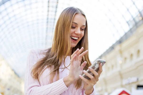 Genç mutlu sarışın kadın telefonda mesaj okuma — Stok fotoğraf