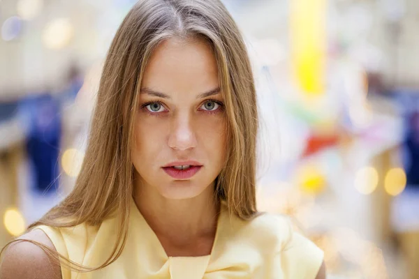 Mooie blonde vrouw in gele jurk — Stockfoto