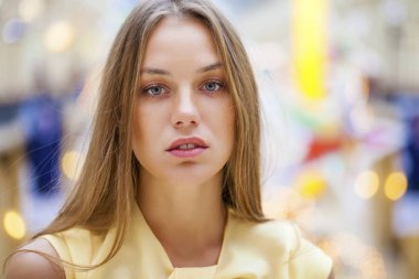 Portre yakın çekim genç güzel sarışın kadın