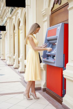 Atm de kredi kartından para çekme mutlu sarışın kadın 