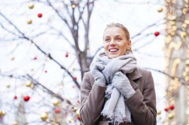 Gri paltolu güzel bir genç kadın portresi 