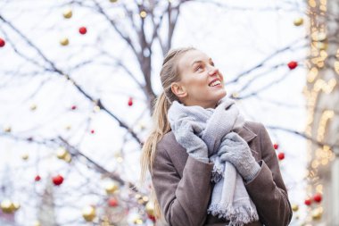 Gri paltolu güzel bir genç kadın portresi 