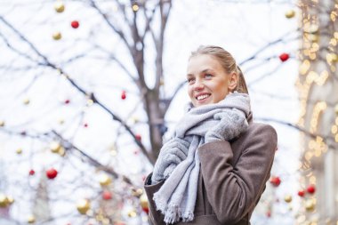 Gri paltolu güzel bir genç kadın portresi 