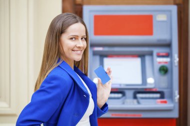 Atm de kredi kartından para çekme mutlu esmer kadın 