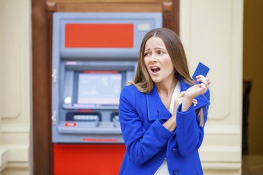 Atm karşı sinir bozucu genç kadın standları