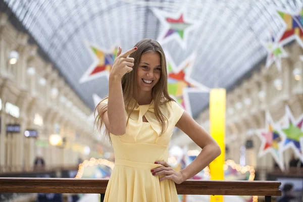 Bella donna felice in abito giallo — Foto Stock