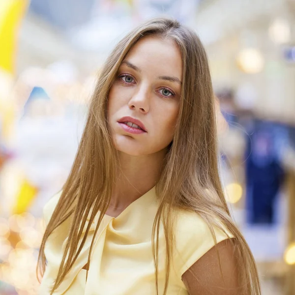 Retrato de cerca de la joven hermosa mujer rubia — Foto de Stock