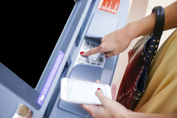 Nahaufnahme der Hand, die Pin an einem Geldautomaten eingibt. Finger im Begriff, eine — Stockfoto