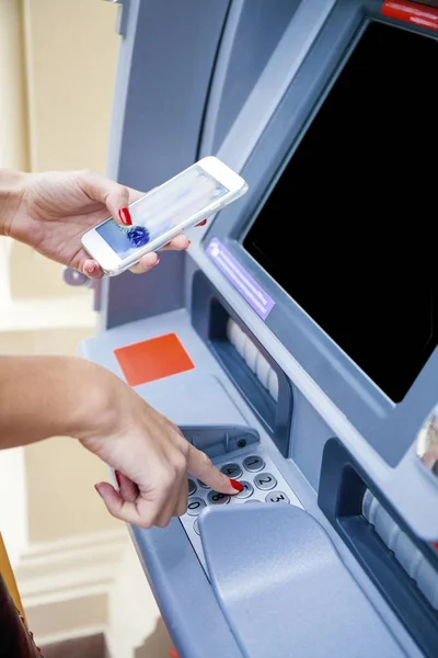 Feche o pino de entrada de mão em um ATM. Dedo prestes a pressionar um — Fotografia de Stock