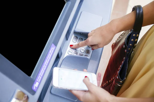 Close-up van hand invoeren van de pin aan een vinger Atm. bezig met een druk op een — Stockfoto