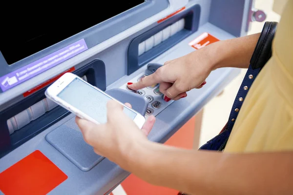 Zbliżenie dłoni wprowadzania kodu pin palcem Atm. około wcisnąć — Zdjęcie stockowe