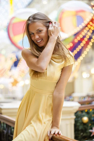 Sarı elbise içinde güzel mutlu kadın — Stok fotoğraf