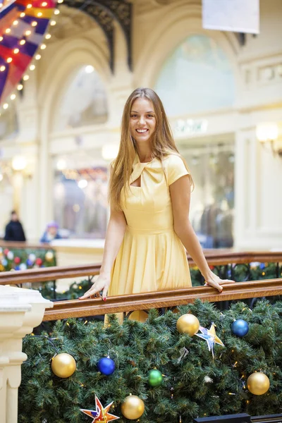 Sarı elbise içinde güzel mutlu kadın — Stok fotoğraf