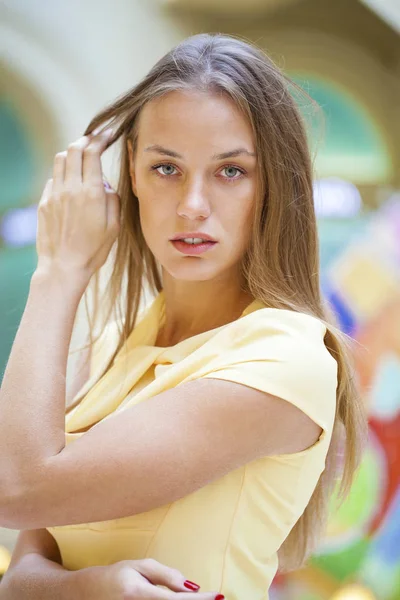 Retrato close-up de jovem bela mulher loira — Fotografia de Stock