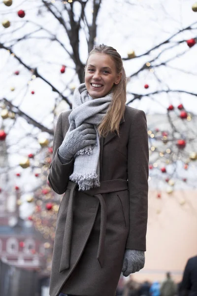 Ritratto di una giovane bella donna in cappotto grigio — Foto Stock