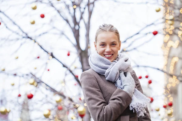 Ritratto di una giovane bella donna in cappotto grigio — Foto Stock