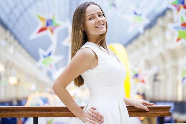 Vacker brunett kvinna i vit klänning — Stockfoto