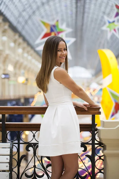 Bella donna bruna in abito bianco — Foto Stock