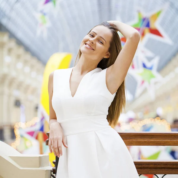 Hermosa mujer morena en vestido blanco —  Fotos de Stock