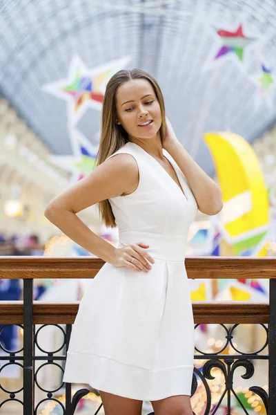 Mooie brunette vrouw in witte jurk — Stockfoto