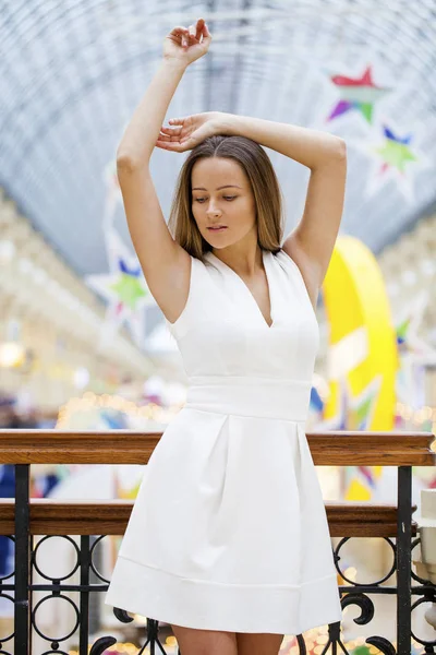 Bella donna bruna in abito bianco — Foto Stock