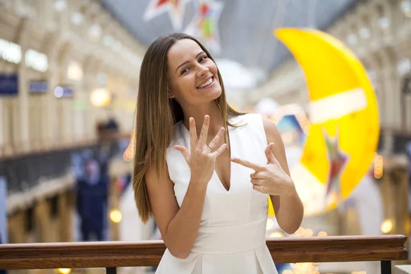 Felice bella donna mostrando il suo anello di fidanzamento — Foto Stock