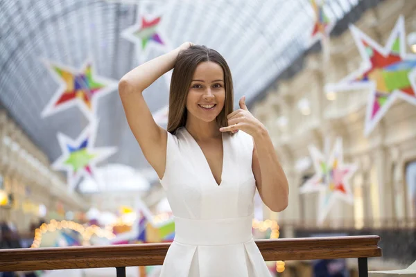 Hermosa mujer morena en vestido blanco —  Fotos de Stock