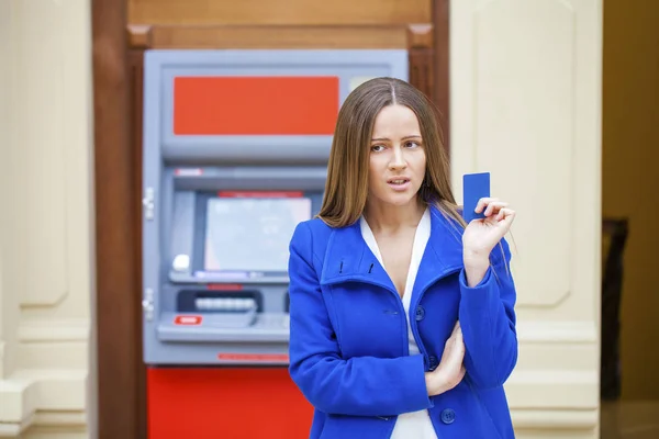 Mujer joven frustrada se levanta contra el cajero automático —  Fotos de Stock