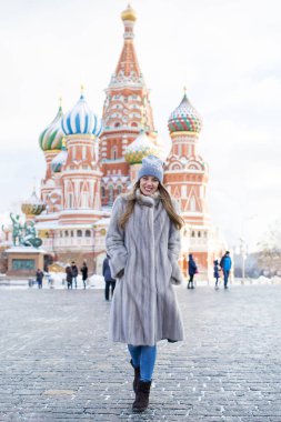 Genç kadın bir mavi örgü şapka ve gri vizon kürk