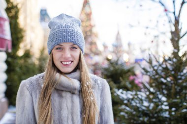 Genç kadın bir mavi örgü şapka ve gri vizon kürk