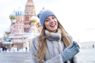 Genç kadın bir mavi örgü şapka ve gri vizon kürk