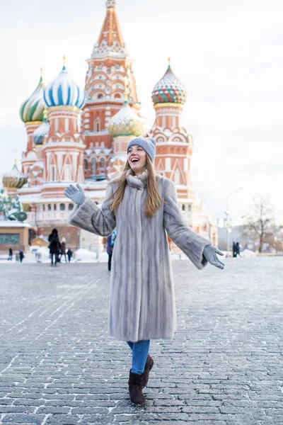 Jonge vrouw in een blauwe gebreide muts en de grijze nerts jas — Stockfoto