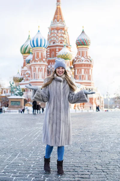 Jeune femme au chapeau tricoté bleu et manteau vison gris — Photo