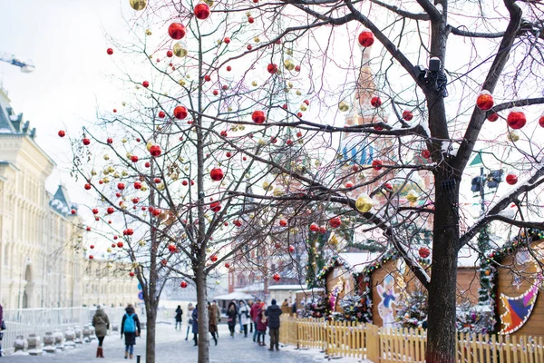 Blick auf den Kreml auf dem für Neujahr und Weihnachten geschmückten Roten Platz — Stockfoto